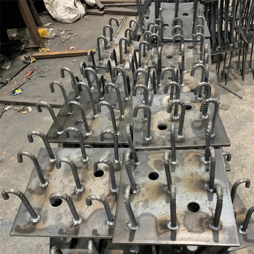 图纸中如何确定伊犁哈萨克预埋件的位置？