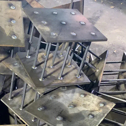 在确定伊犁哈萨克预埋件位置时，需要考虑以下几点