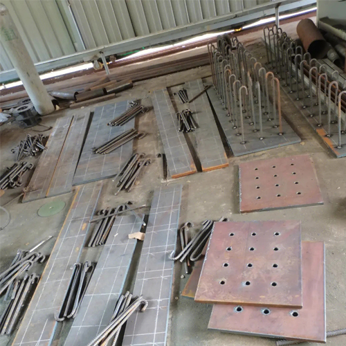 有哪些其他因素会影响伊犁哈萨克预埋件位置的确定？